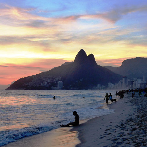 Coucher de soleil en direct d'Ipanema à Rio de Janeiro