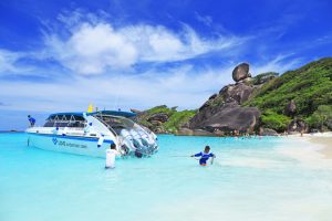 Une plage paradisiaque en Thaïlande avec sable blanc, palmiers et eau turquoise, idéale pour des vacances en famille. Une des plages des îles Similan
