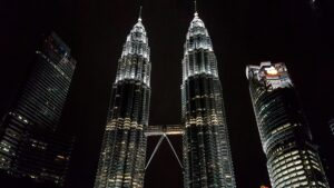 Les emblématiques tours jumelles Petronas à Kuala Lumpur